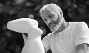 LJUBAV U POKRETU: Lirske skulpture i crteži kipara Petra Hranuellia