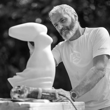 LJUBAV U POKRETU: Lirske skulpture i crteži kipara Petra Hranuellia