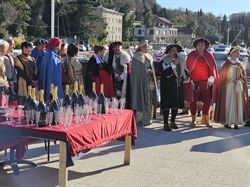 OMIŠALJ: Kvarnerski Frankopani oživjeli doček 2026. u podne topom!