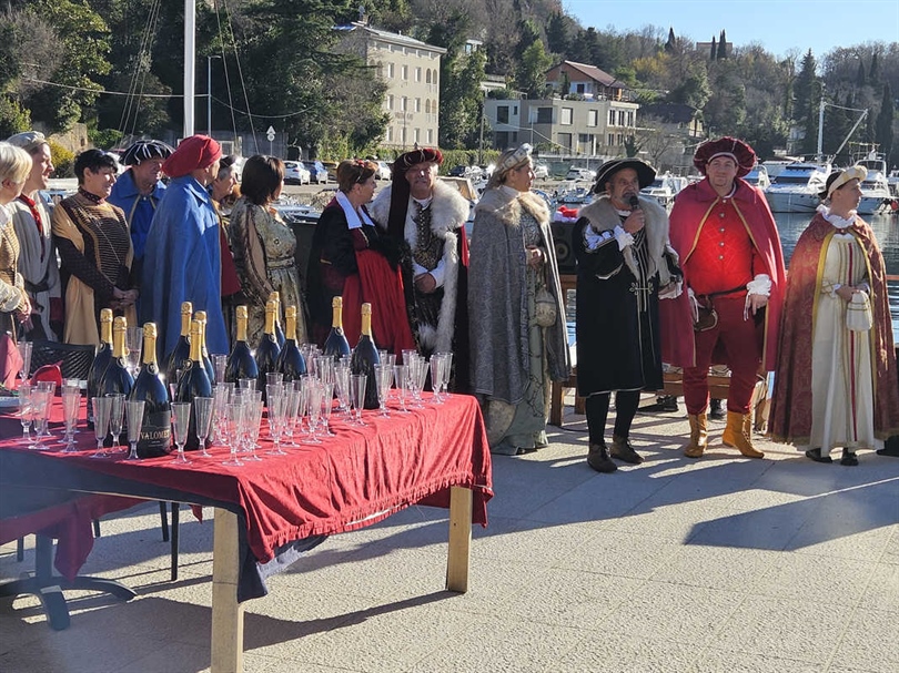 OMIŠALJ: Kvarnerski Frankopani oživjeli doček 2026. u podne topom!